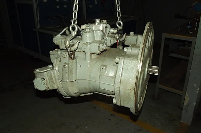 Transmissão hidrostática içada por corrente de talha elétrica dentro da oficina