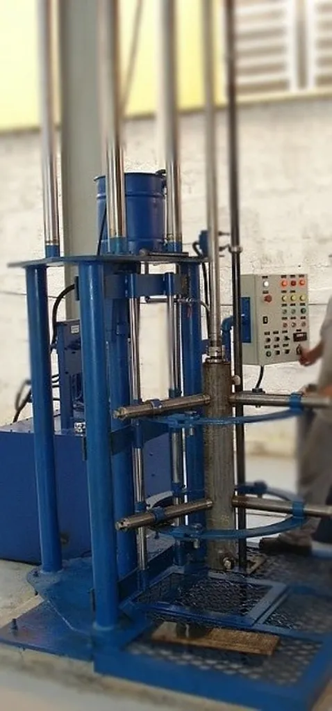 Brunideira vertical azul em operação no brunimento da camisa de um cilindro