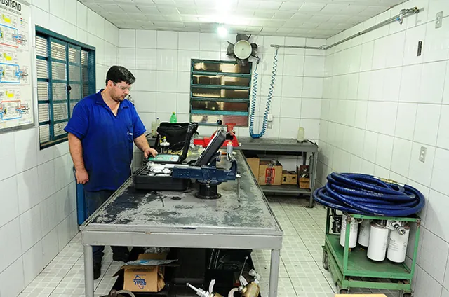 Sala de filtragem, com a unidade de filtragem e os tambores de óleo organizados
