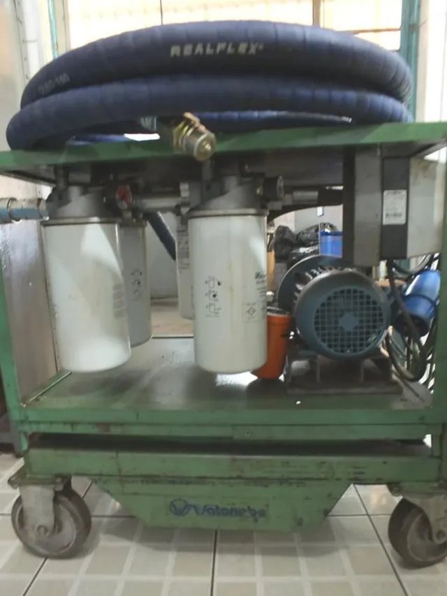 Unidade móvel de filtragem absoluta vista de frente, sobre o carrinho com rodízios
