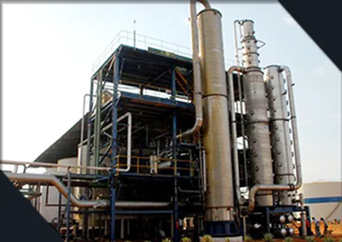 Planta industrial com torres, tubulações e estruturas metálicas ao ar livre