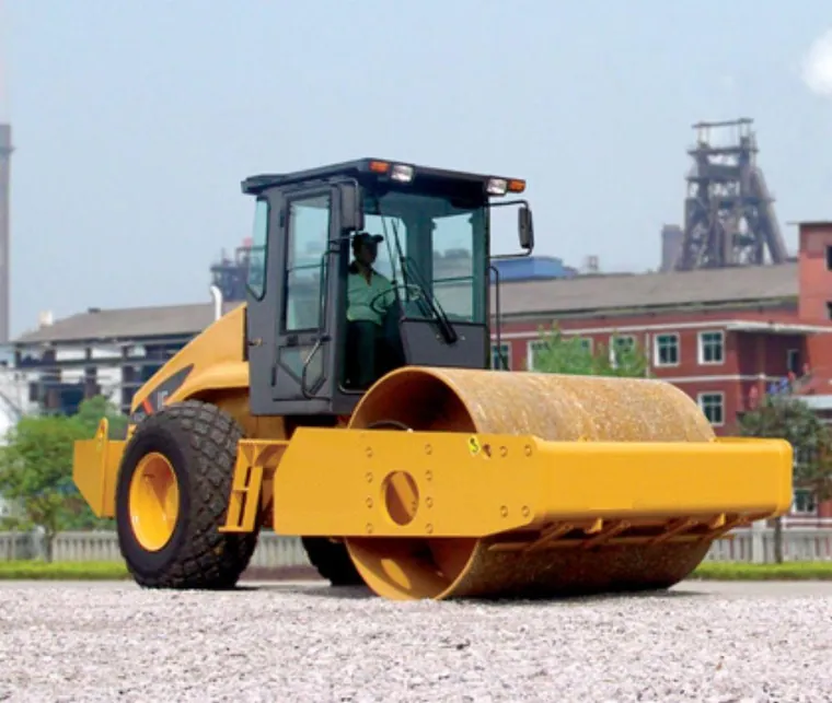 Rolo compactador de cilindro liso trabalhando em pista de terra