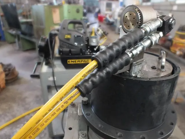 Chave de torque hidráulico acoplada à redução final durante o aperto, com a bomba Enerpac ligada
