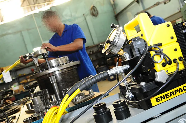 Aperto do redutor final com chave de torque hidráulico amarela, conforme o torque especificado pelo fabricante